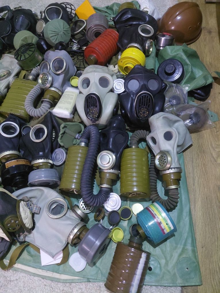 Продаю колекцыю противогазов (23 штуки)и  респираторов (7 штук)
