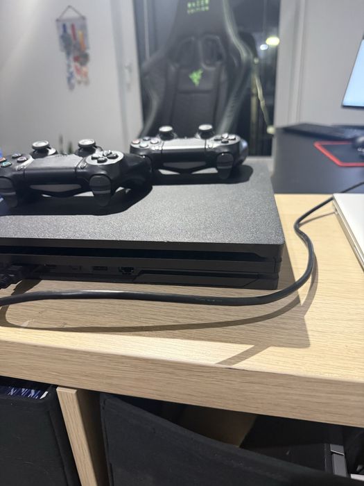 Konsola PS4 PRO 2 komplet - 2 Pady, 7 gier CD