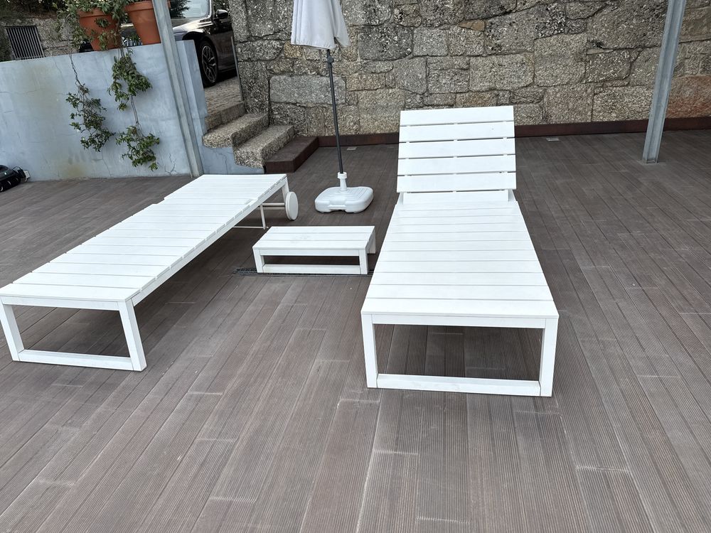 Mesas de apoio, sofas, cadeiras, mesa jantar, camas de piscina