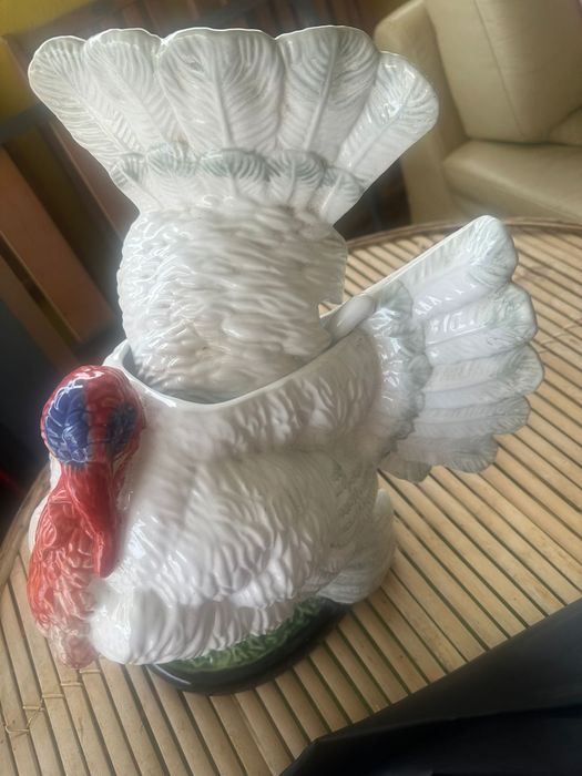 Terina com tampa é concha em forma de peru