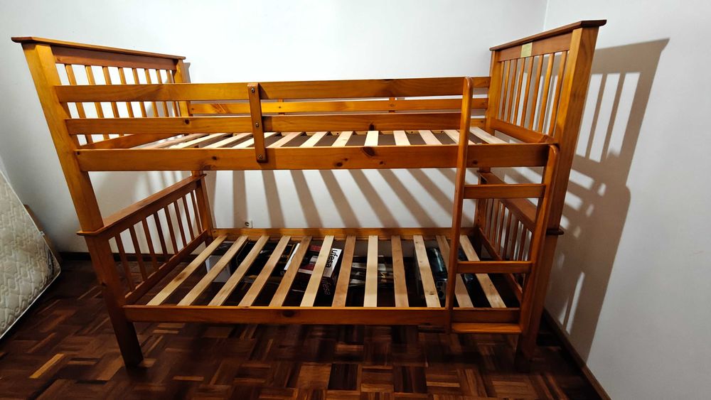 Beliche madeira maciça, separável ,excelente estado, sem marcas