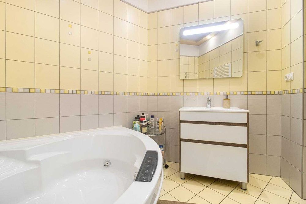 Продаж , 3 кімнатна,  квартира. Єфремова 13