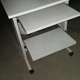 Mesa metálica com rodas para computador *
