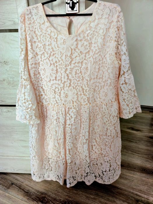 Ніжно-рожева мереживна сукня