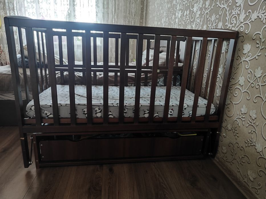 Дитяче ліжечко з маятником, дитяча колиска, дитяче ліжко.