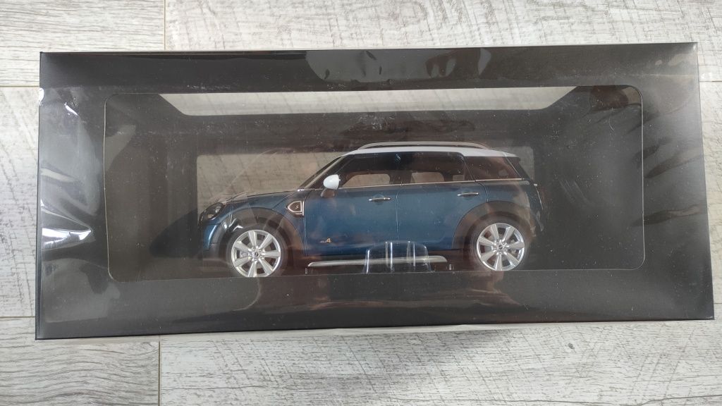 MINI Cooper S Countryman w skali 1:18 Kyosho Nowy