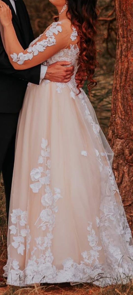 Suknia ślubna z podpinanym trenem ecru koronka z rękawkami krój A