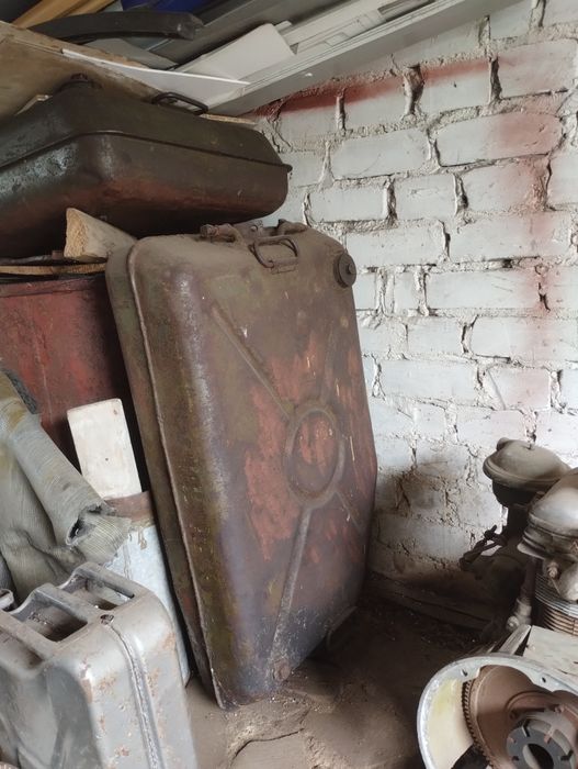 Бак, ємкість, каністра