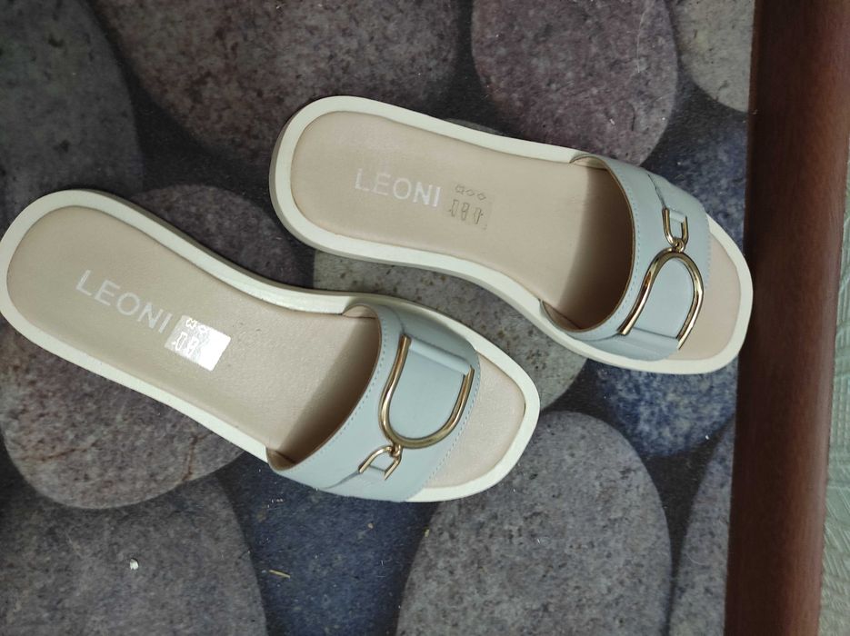 Шльопанці жіночі шкіряні ,колір сіро- годубий, нові.