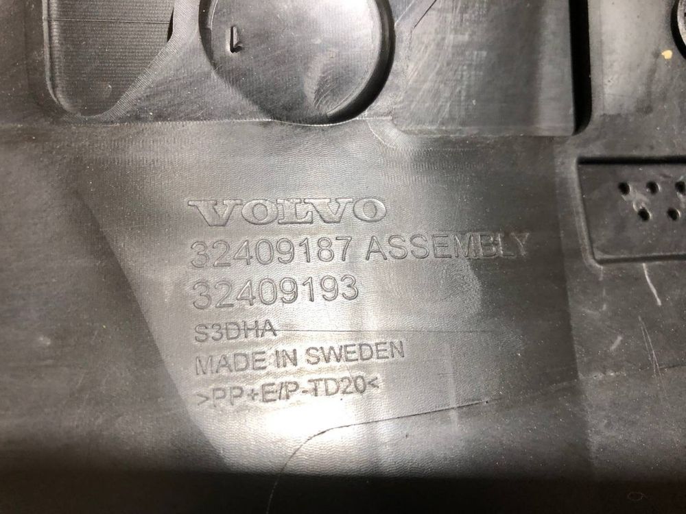 Дверь задняя правая Volvo XC40 Молдинг накладка двери