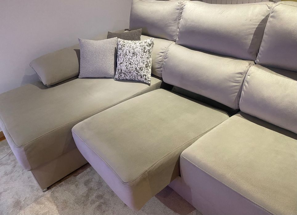 Chaise longue 2,70 semi nova tecido aveludado macio