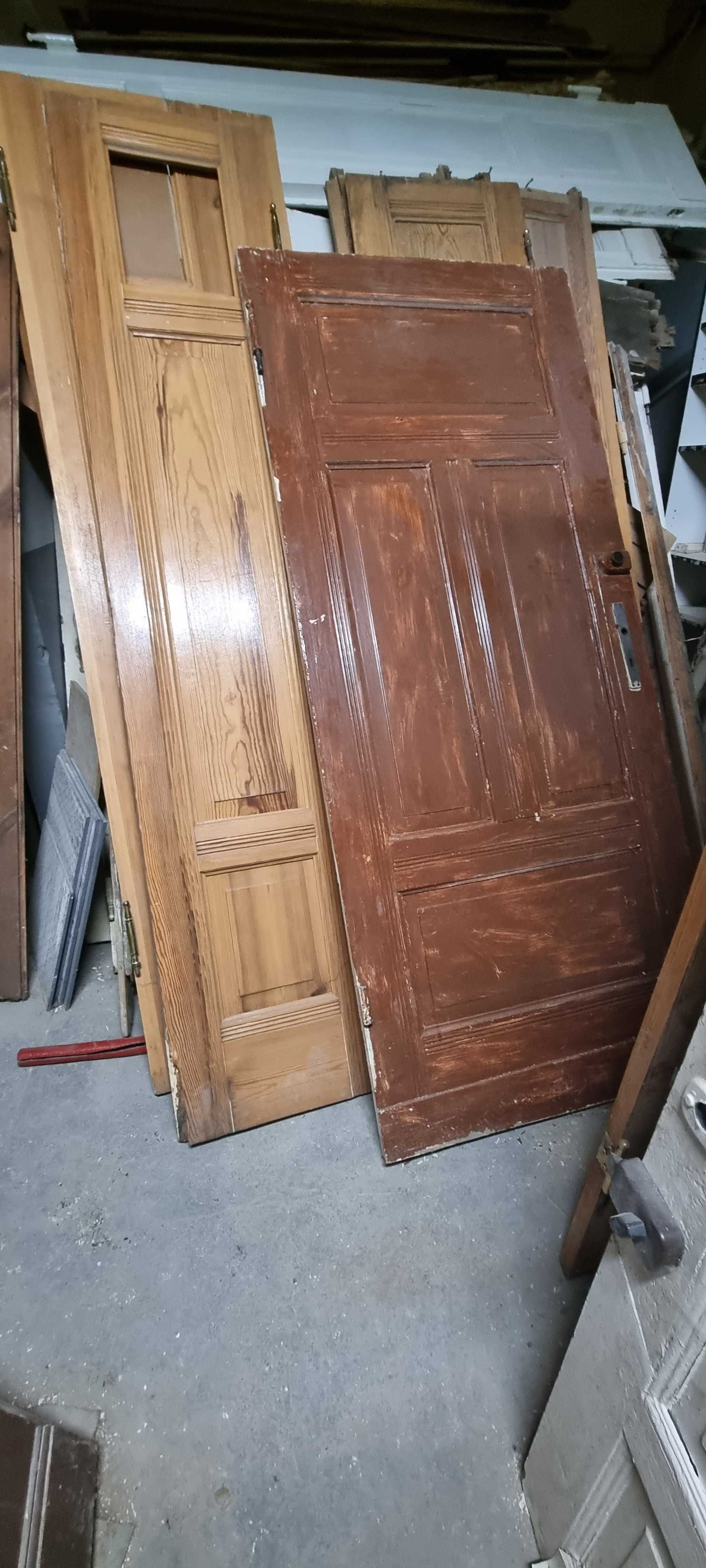 Drzwi drewniane sosnowe, różne wymiary, po demontażu.