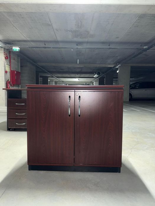 Cómoda castanha escura