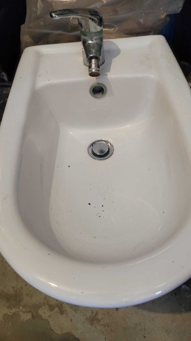Bidé branco com torneira
