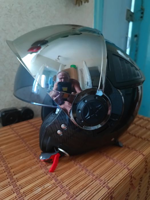 Продам  шлем полулицевик карбон ( новый) 56 рамер ( с очками и визор)