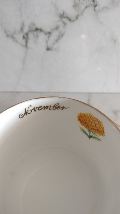 Filiżanka w chryzantemy z nazwą miesiąca November ok 240 ml