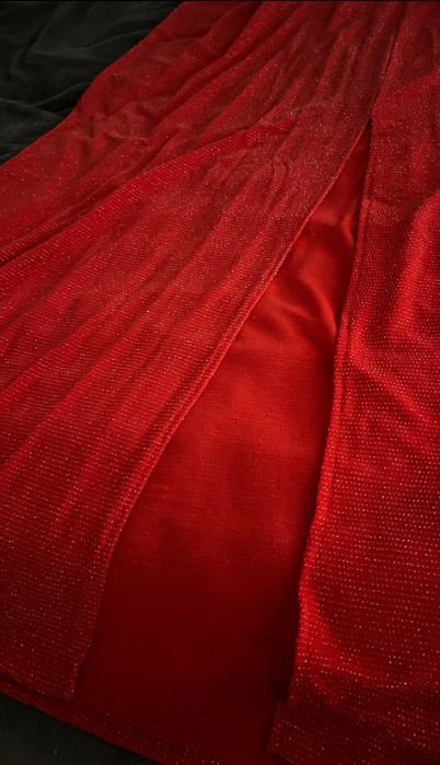 Długa czerwona błyszcząca sukienka z rozcięciem