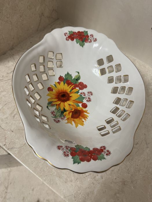 Фруктовниця фарфорова із оздобленням