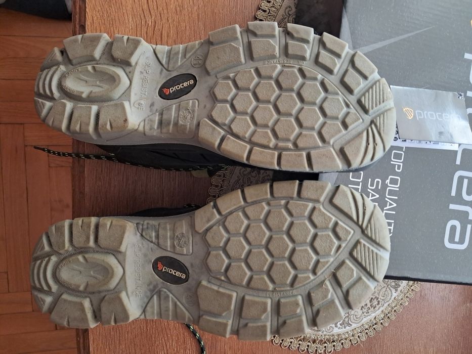 Робоче якісне взуття.