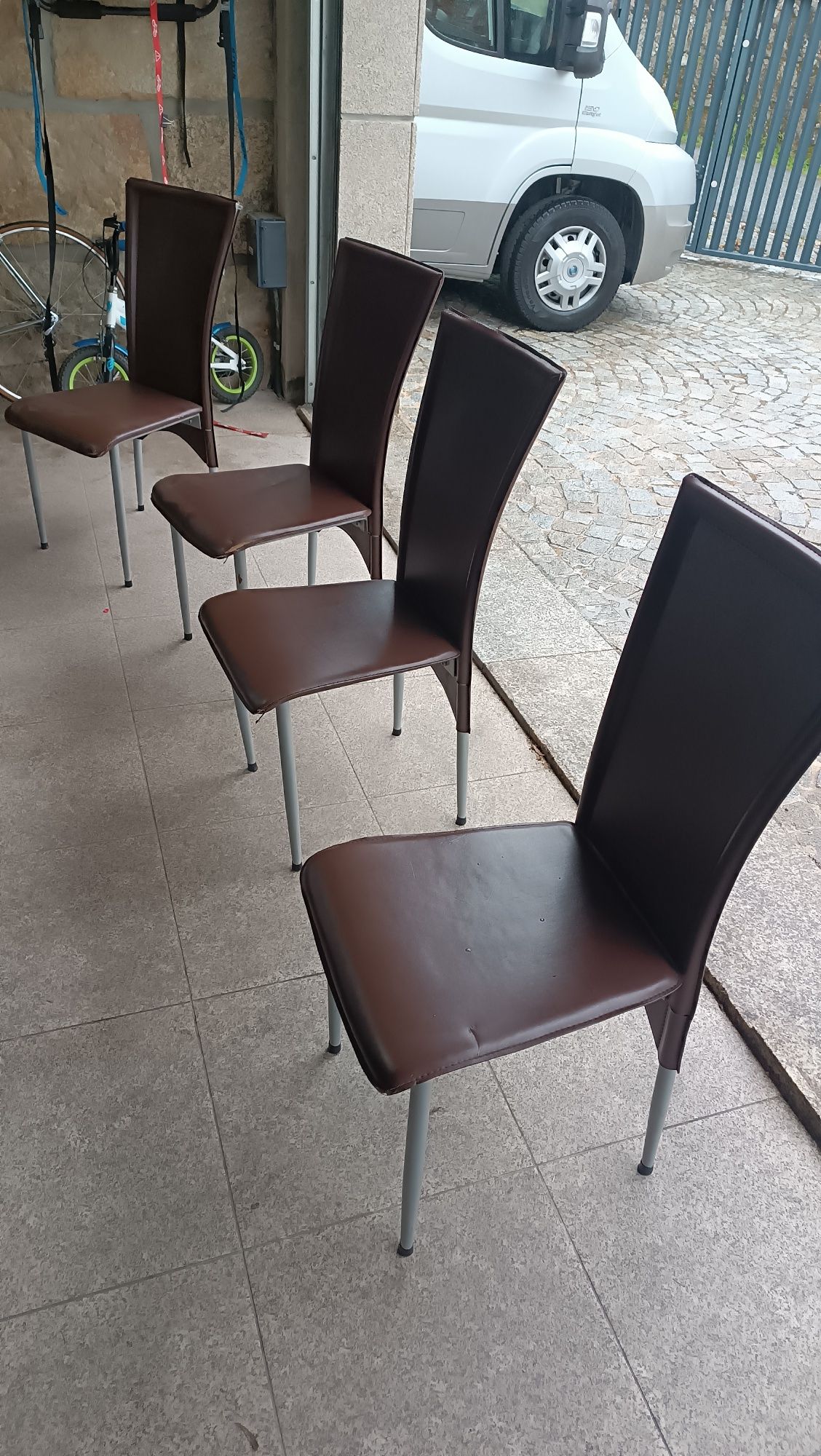 Mesa com tampo em vidro e 4 cadeiras