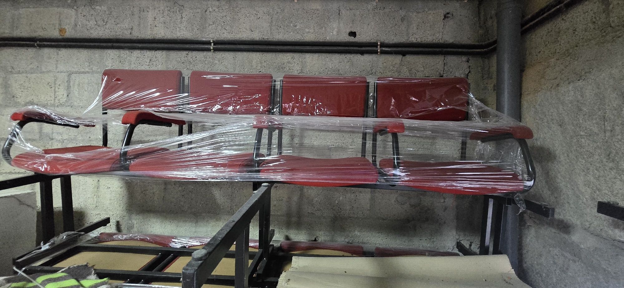 Filas de 4 cadeiras em Tecido Vermelho c/apoio braços (Preço por Fila)