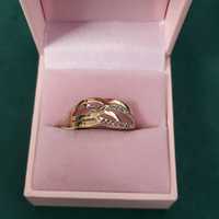 Złoty pierścionek z diamentowanym szlifem