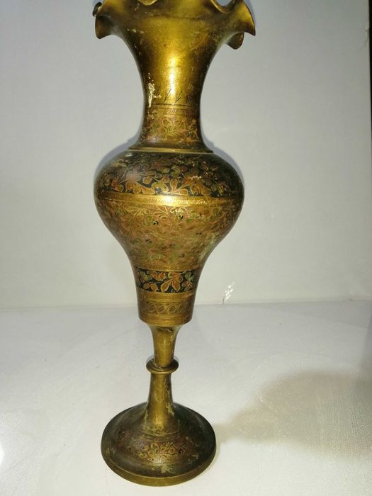 Jarrão em metal com pinturas gravadas