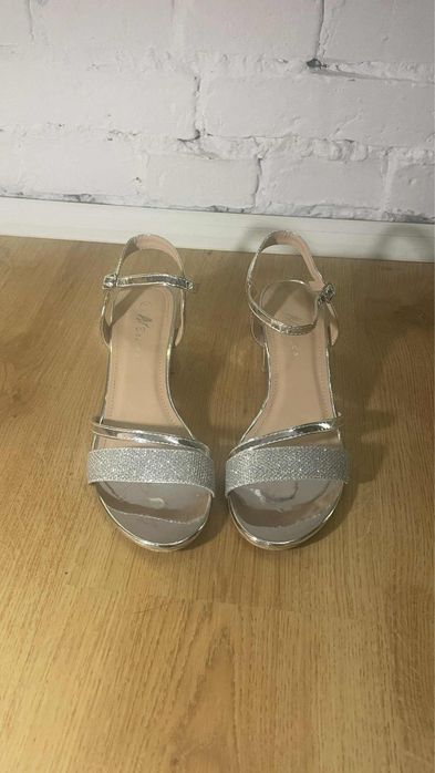 Sandałki na słupku, szpilki, obcasy, sandałki