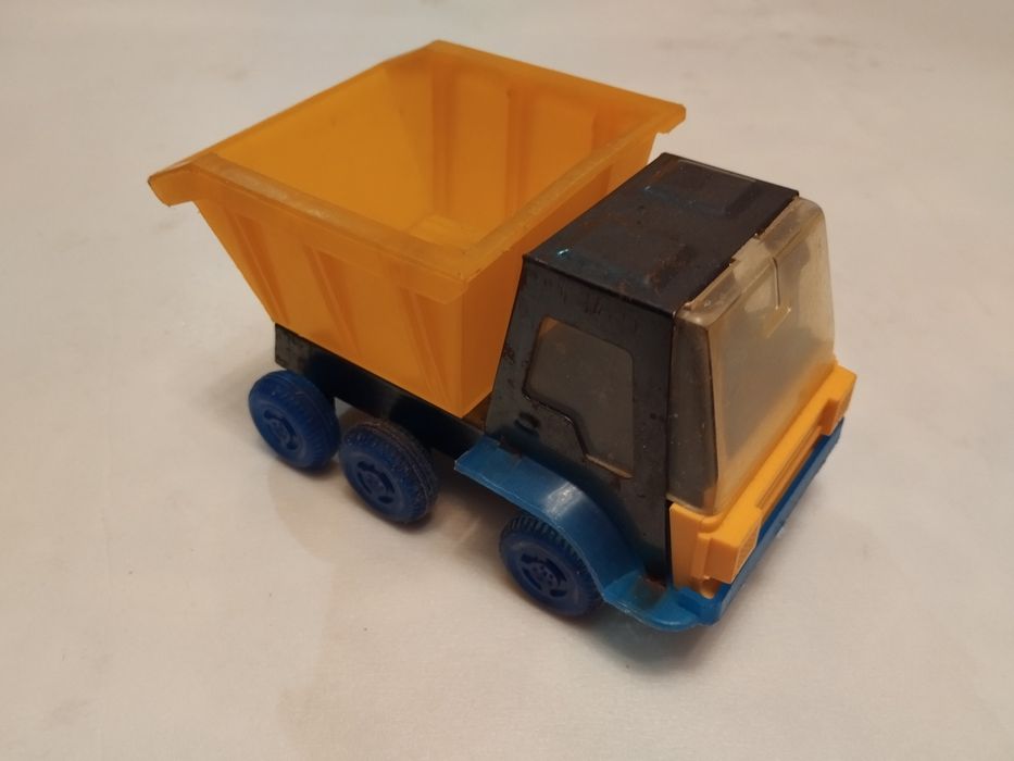 продам іграшки-трактор з ковшем, зенітка, БТР-60, машинки раллі і т.п.