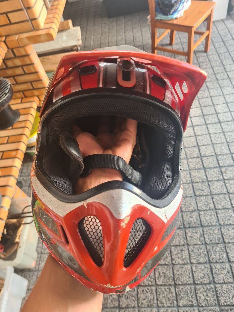 Capacete motocross sunda com algumas marcas de uso mas em bom estado