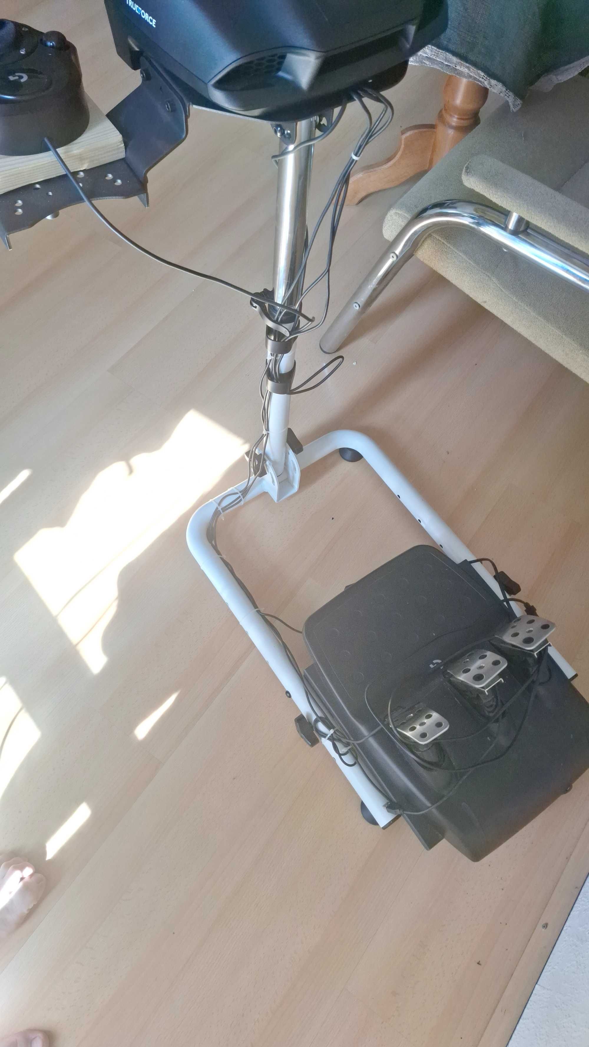 Kierownica gamingowa G923 w zastawie z skrzynią biegów i podstawką