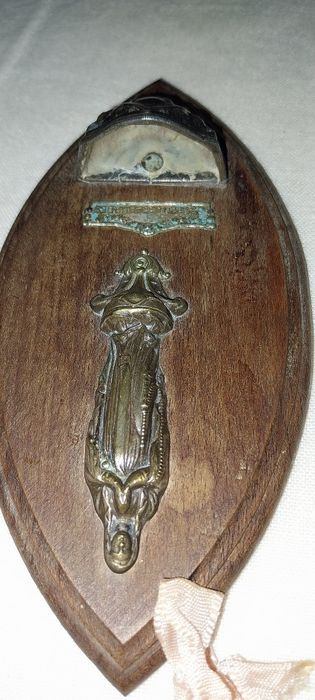 Nossa senhora de Lurdes em metal em placa de madeira Maciça.
Em bom es