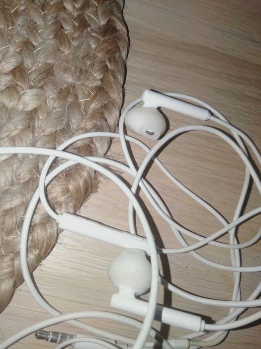 Komplet słuchawek białe do telefonu Samsung jak na foto.