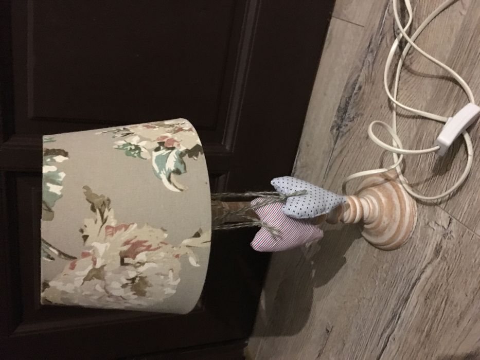 Drewniana lampka boho. Lampa Zara klosz w kwiaty angielski styl