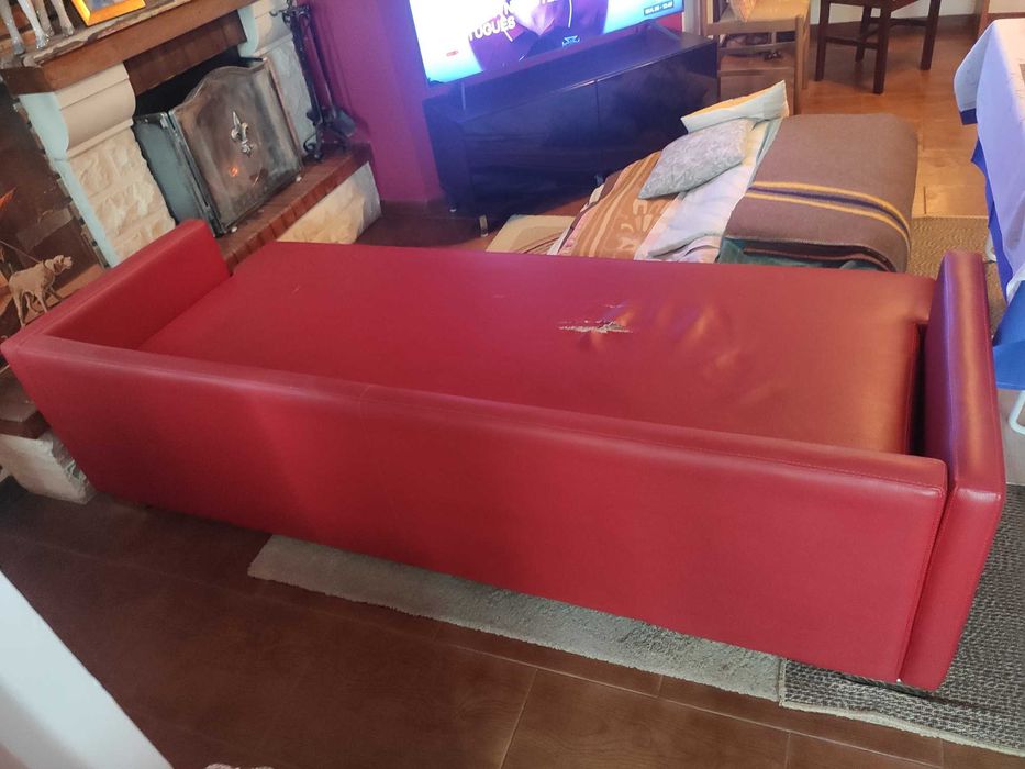 Sofá usado com pequeno defeito