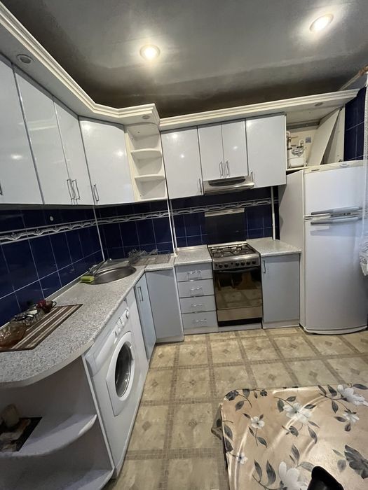 Угловая кухня с мойкой краном вытяжкой кухонный гарнитур шкаф на кухню