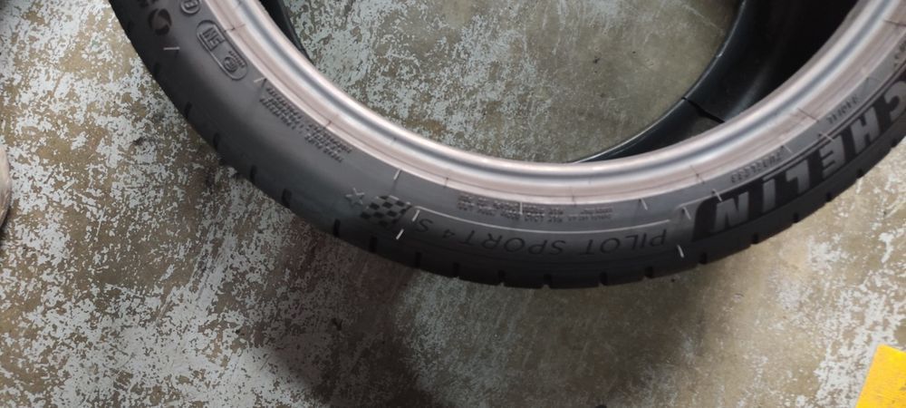 Pneus 285/35/20  semi novos