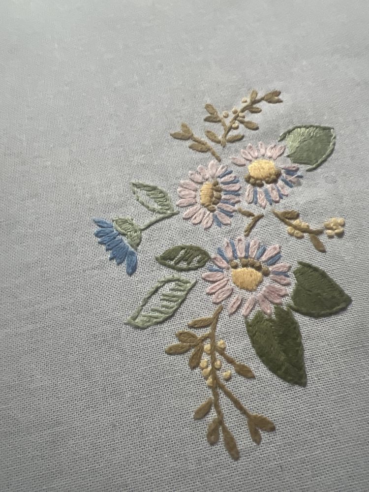 Obrus ręcznie haftowany motywy kwiatowe do kolekcji