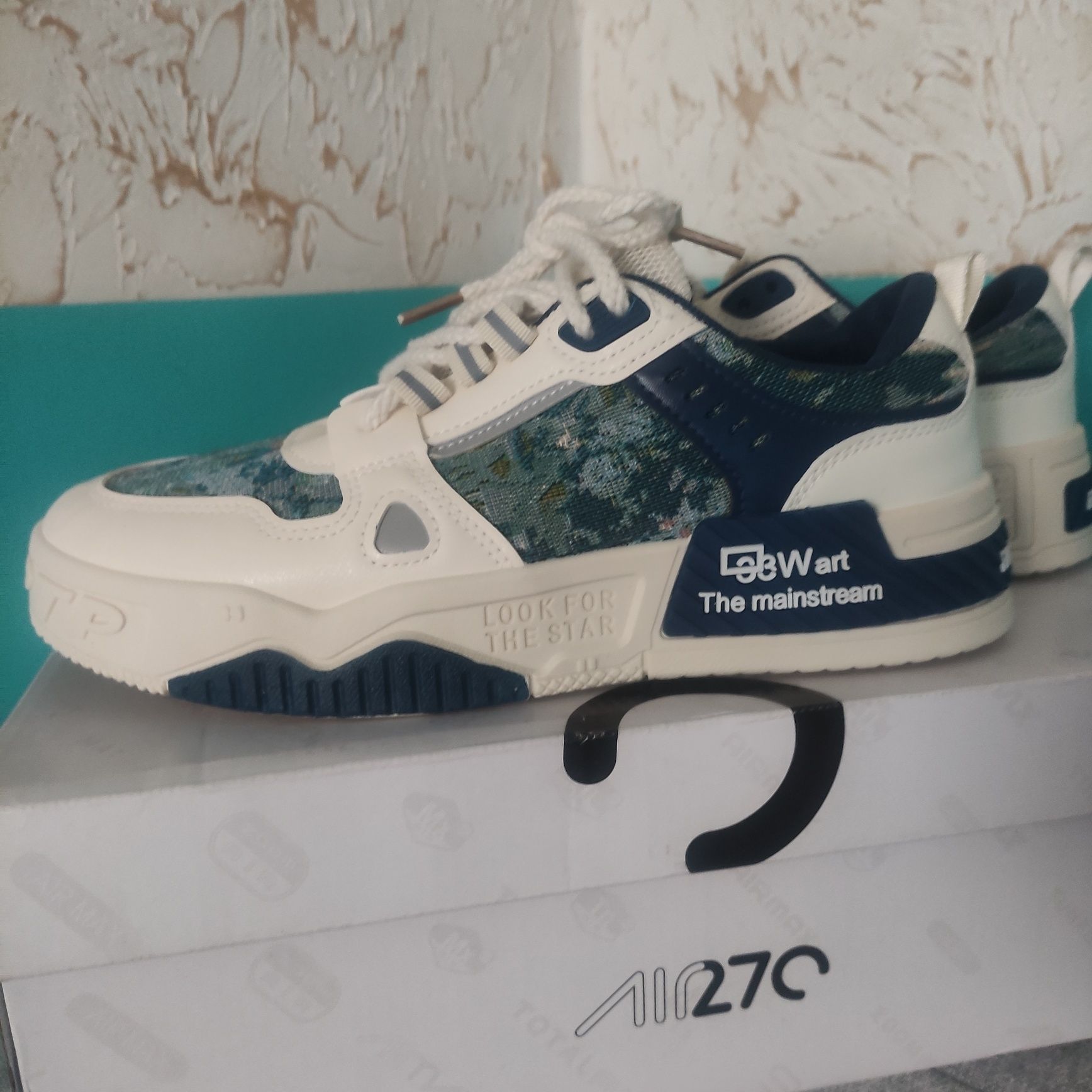 Młodzieżowe adidasy r. 40 unices.