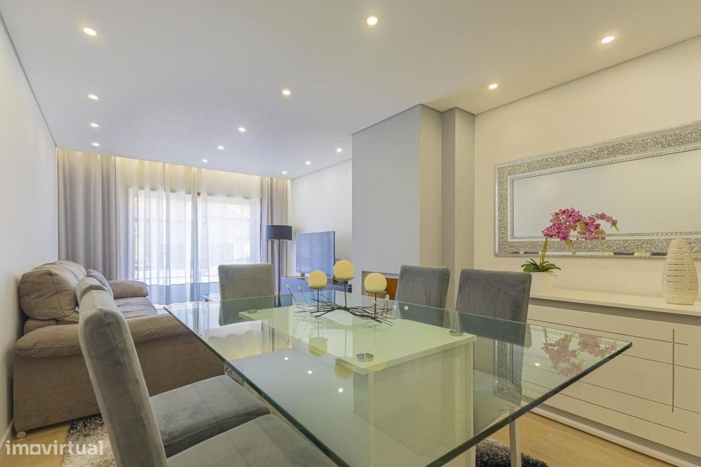 Apartamento T3 Renovado com Jardim e Terraço Privativos em Vila...