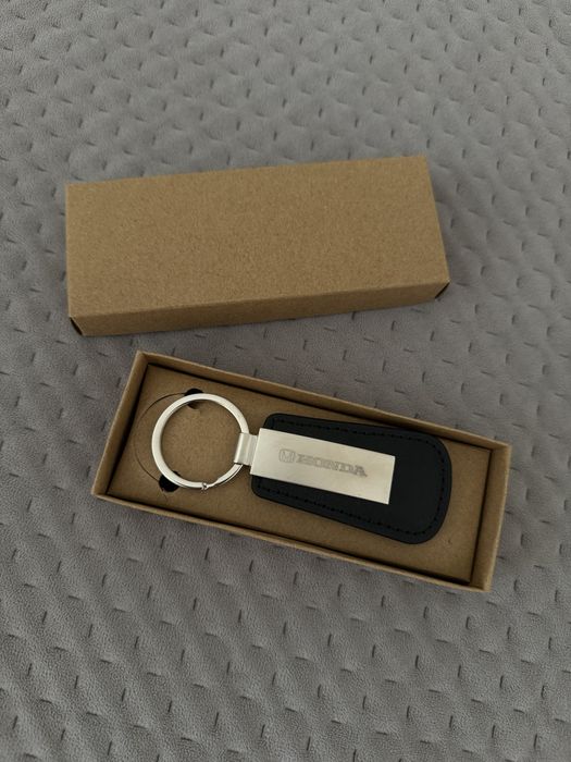 Czarny srebrny brelok do kluczy Honda zawieszka oryginalny z salonu