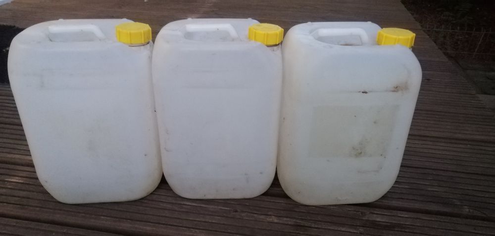 Zestaw trzech zbiorników na wodę po 10L