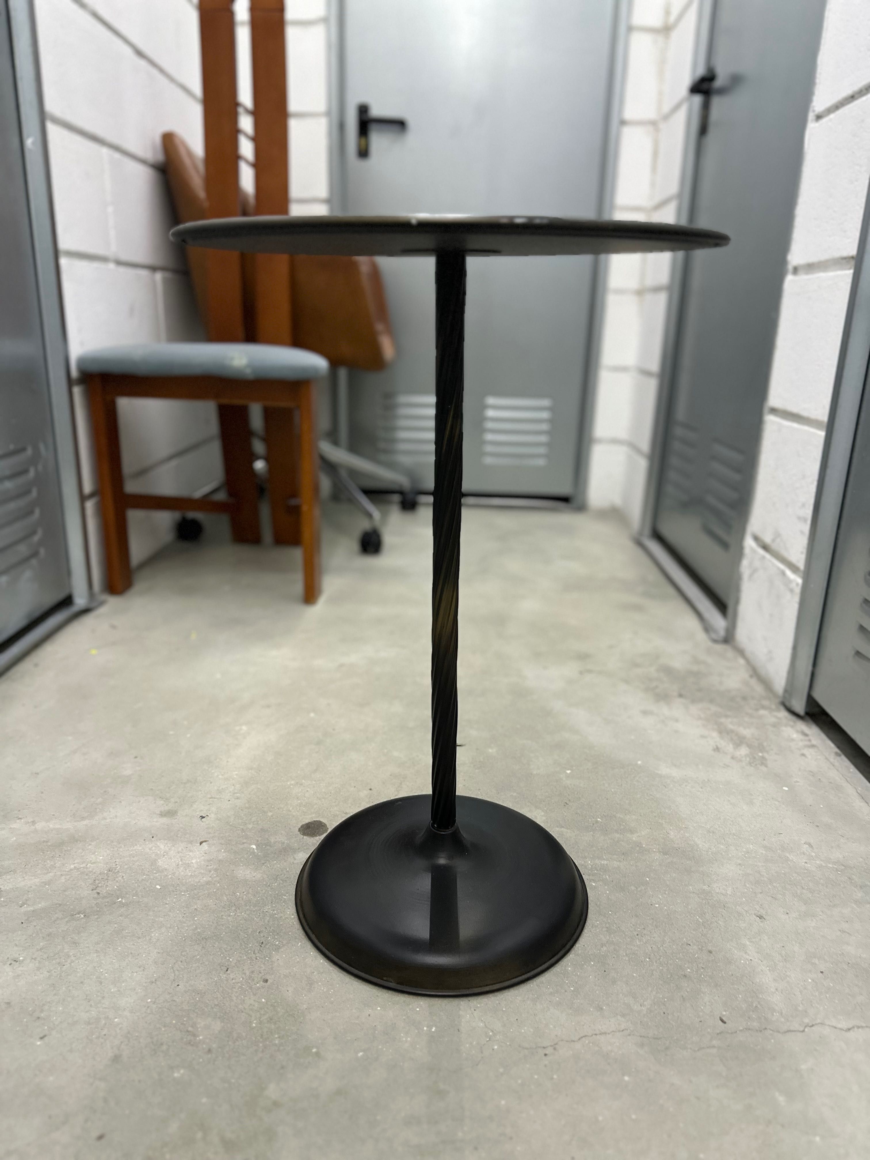 Mesa de apoio da AREA STORE