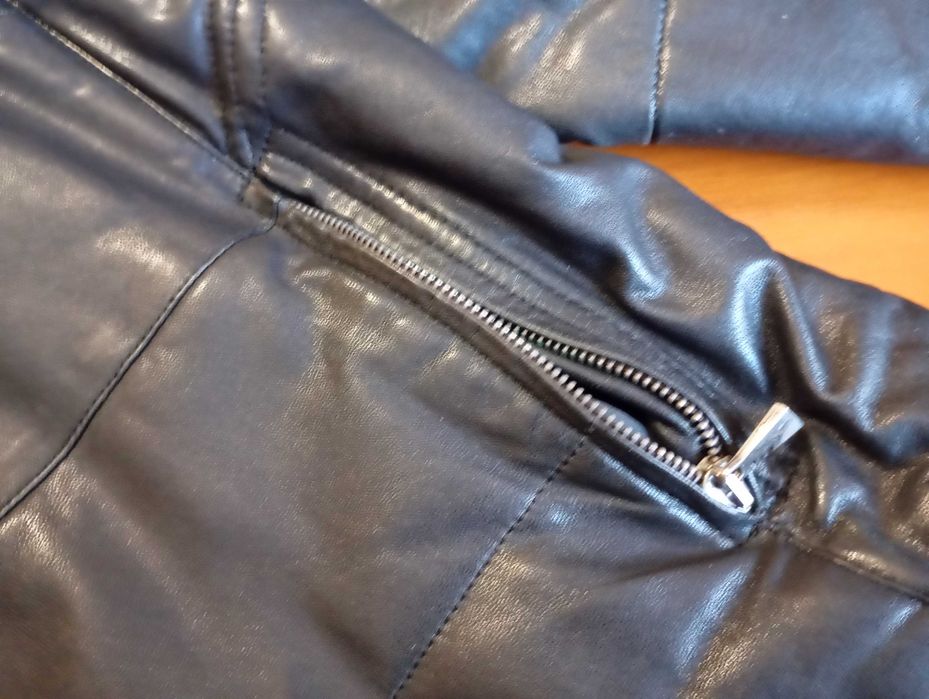 Натураьний шкіряний пуховик з капюшоном.Знижено ціну.3100 грн.