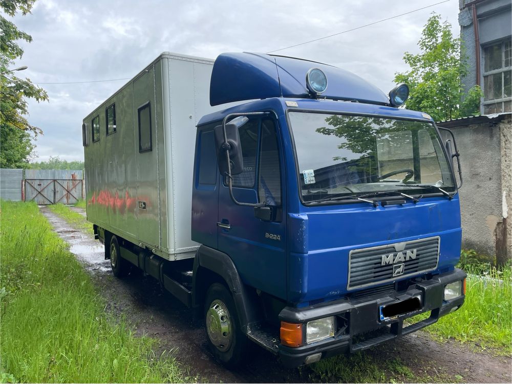 Man 8.224 do przewozu koni
