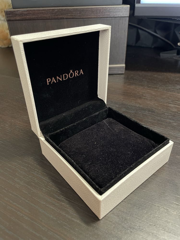 Коробка від браслету Pandora