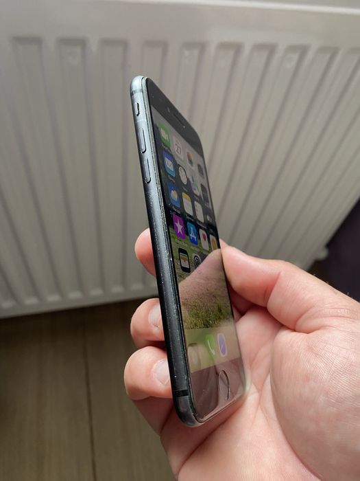 Продам iPhone 8