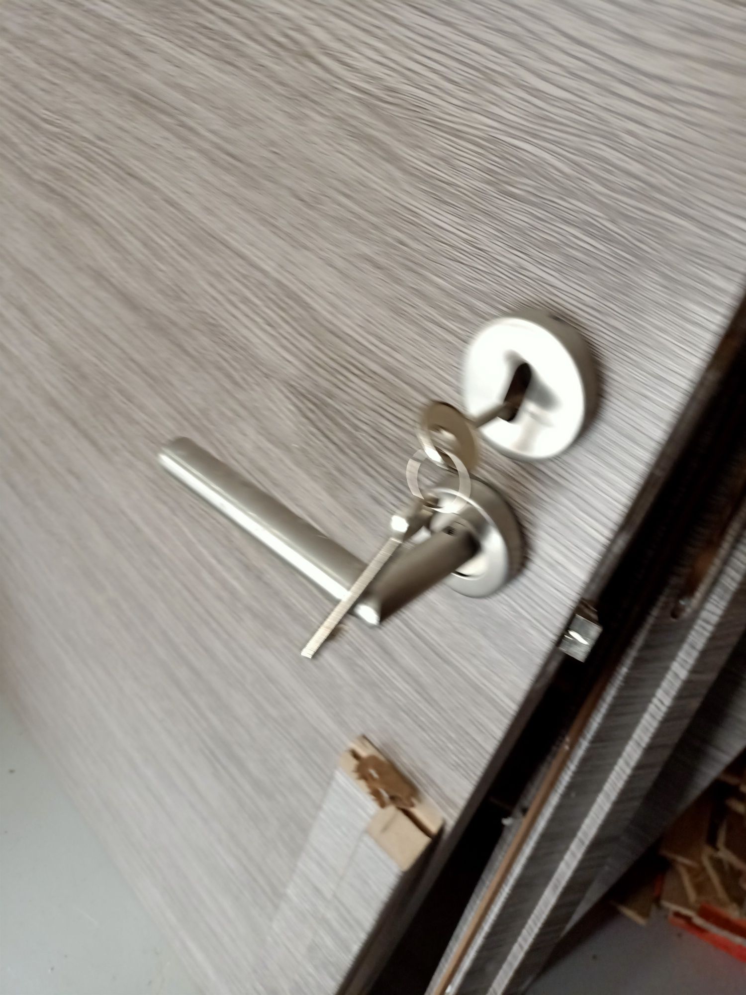 Porta com guarnições e moldura