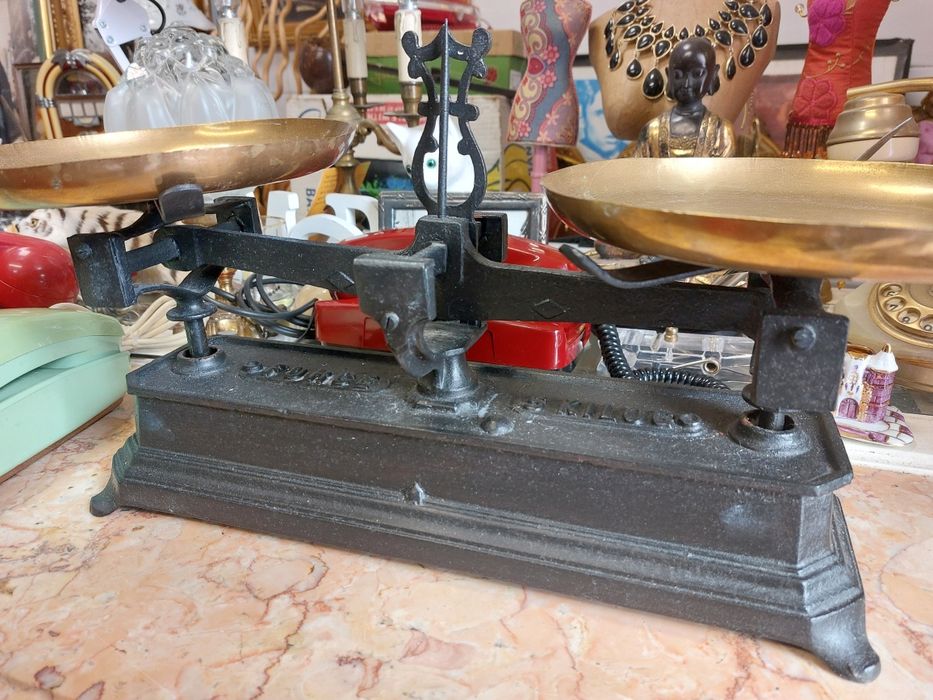 Antiga balança em ferro fundido e latão 5kg 

Balança mecânica, c