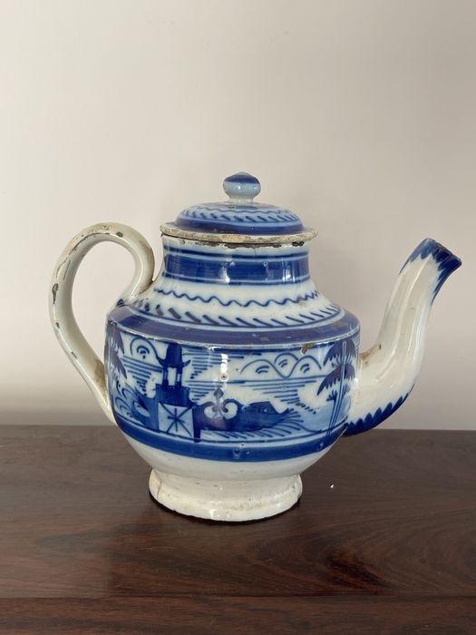 Bule antigo em faianca